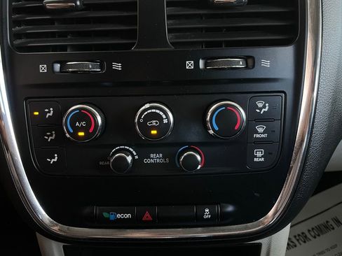 Used 2017 Dodge Grand Caravan SE image 35