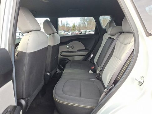 Used 2015 Kia Soul + image 11