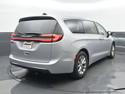Used 2026 Chrysler Pacifica Limited FWD image 6