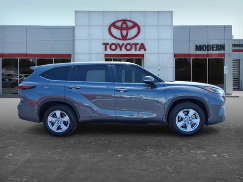 Used 2025 Toyota Highlander LE FWD image 7