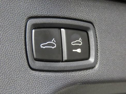 Certified 2025 Porsche Macan 4S Electric AWD/4WD image 50