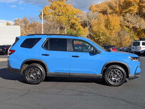 Used 2025 Honda Pilot TrailSport image 2