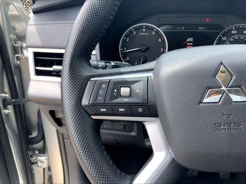 Used 2025 Mitsubishi Outlander SE FWD image 23