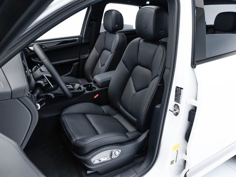 Certified 2023 Porsche Macan Turbo AWD/4WD image 5