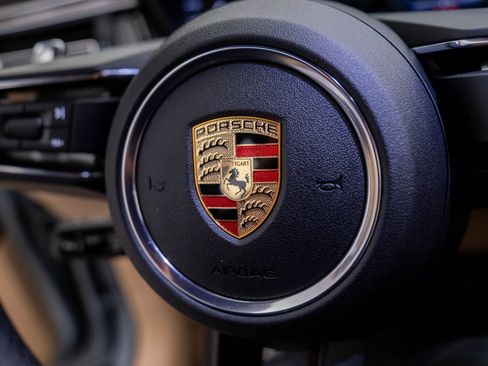 Certified 2025 Porsche Macan image 20