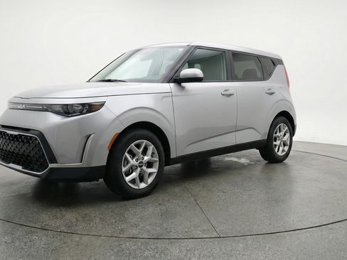 Used 2025 Kia Soul LX w/ LX Technology Package FWD image 3