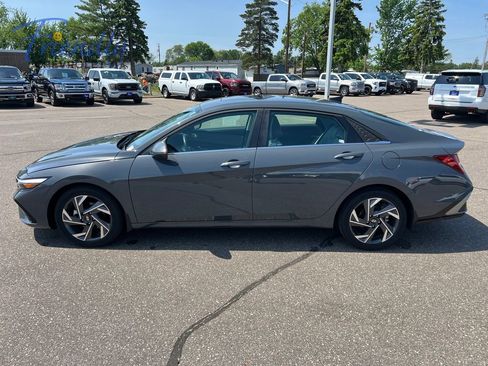 Used 2025 Hyundai Elantra Limited FWD image 2