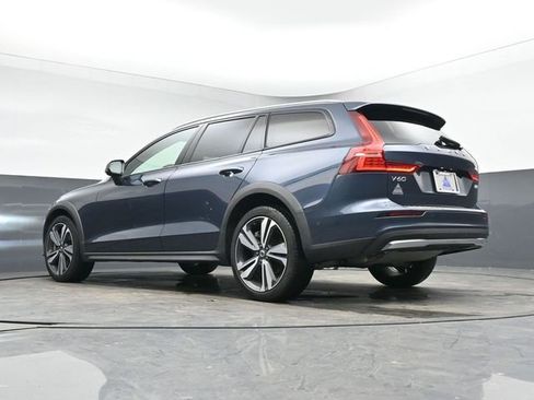 Used 2023 Volvo V60 B5 Cross Country Plus image 14