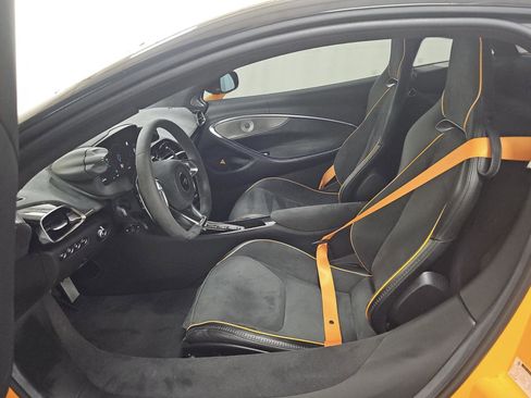 Used 2023 McLaren Artura image 6