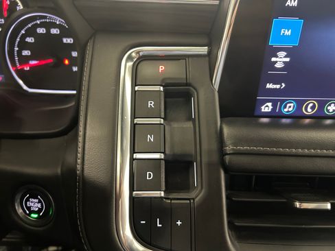 Used 2021 Chevrolet Tahoe Z71 w/ Luxury Package AWD/4WD image 16