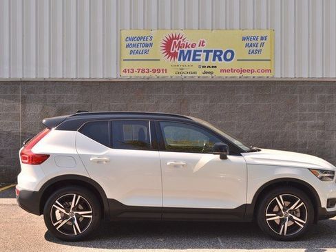Used 2022 Volvo XC40 T5 R-Design w/ Climate Package image 1