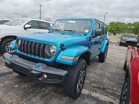 Used 2024 Jeep Wrangler Unlimited w/ Convenience Group AWD/4WD image 5