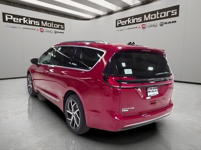 New 2027 Chrysler Pacifica Pinnacle w/ Theater Group