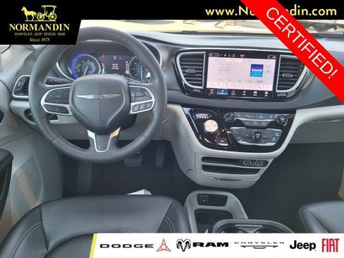 Certified 2024 Chrysler Pacifica Touring-L FWD image 7