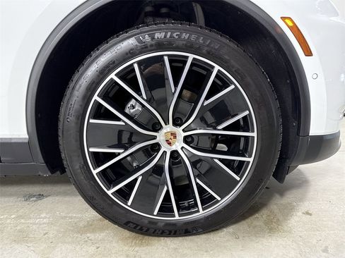 Certified 2025 Porsche Macan 4 Electric image 15