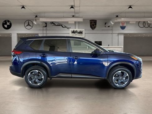 Used 2025 Nissan Rogue SV AWD/4WD image 8