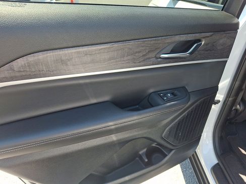 Used 2024 Jeep Grand Cherokee L Limited w/ Black Appearance Package AWD/4WD image 19