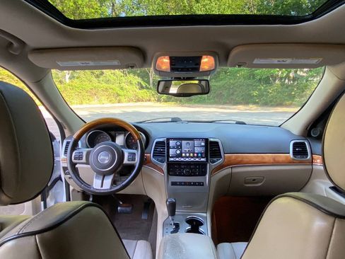 Used 2013 Jeep Grand Cherokee Overland AWD/4WD image 38