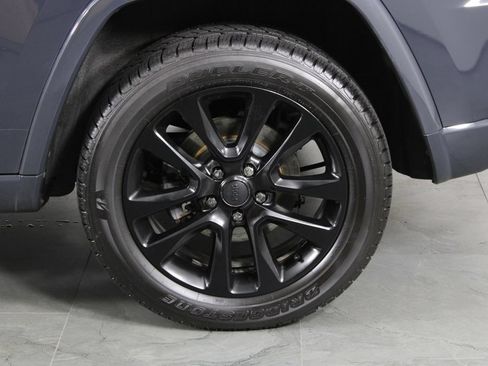 Used 2018 Jeep Grand Cherokee Altitude AWD/4WD image 14