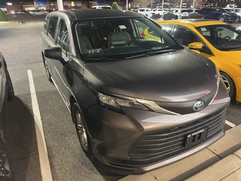 Used 2021 Toyota Sienna LE image 3