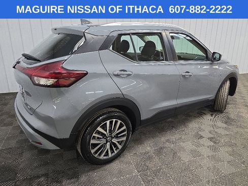 Used 2021 Nissan Kicks SV FWD image 3