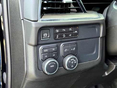 Used 2025 Chevrolet Suburban Z71 image 14