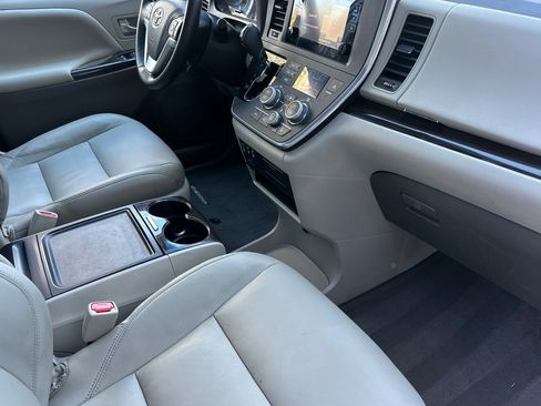 Used 2015 Toyota Sienna XLE w/ XLE Navigation Package image 20