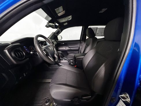 Used 2018 Toyota Tacoma TRD Sport AWD/4WD image 14