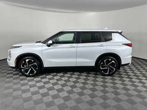Used 2023 Mitsubishi Outlander SE AWD/4WD image 3