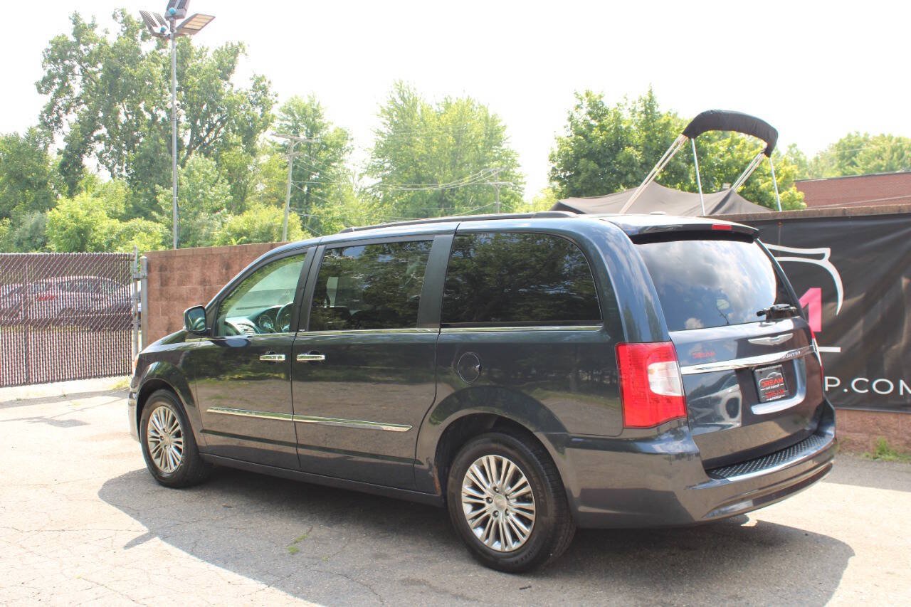 Used 2014 Chrysler Town & Country Touring-L w/ Driver Convenience Group FWD image 3