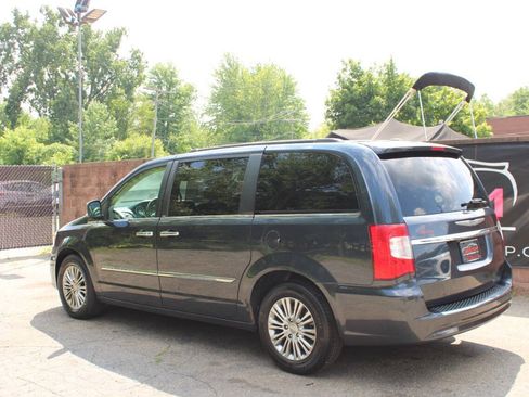 Used 2014 Chrysler Town & Country Touring-L w/ Driver Convenience Group FWD image 3