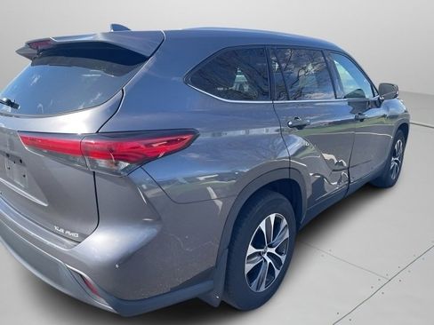 Used 2022 Toyota Highlander XLE image 11