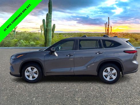 Used 2023 Toyota Highlander LE image 3