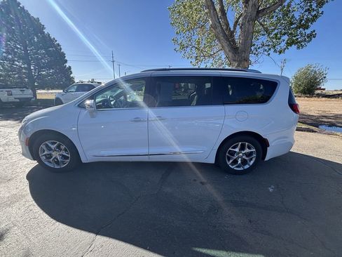 Used 2018 Chrysler Pacifica Limited FWD image 5