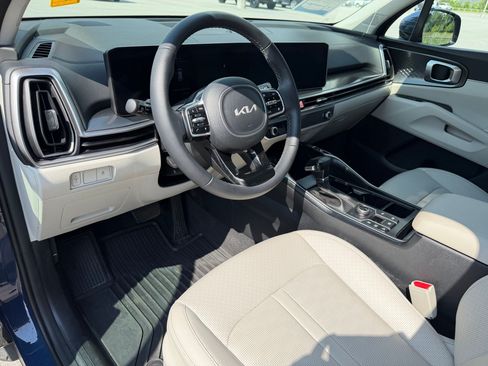 Used 2025 Kia Sorento S AWD/4WD image 4