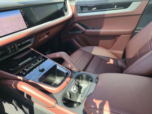 New 2025 Porsche Cayenne E-Hybrid image 30