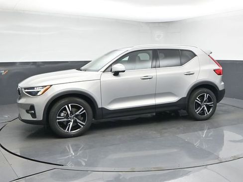 Used 2023 Volvo XC40 B5 Plus image 4