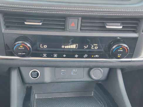 Used 2023 Nissan Rogue SV image 14