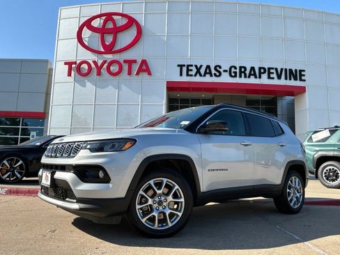Used 2025 Jeep Compass Limited AWD/4WD image 2