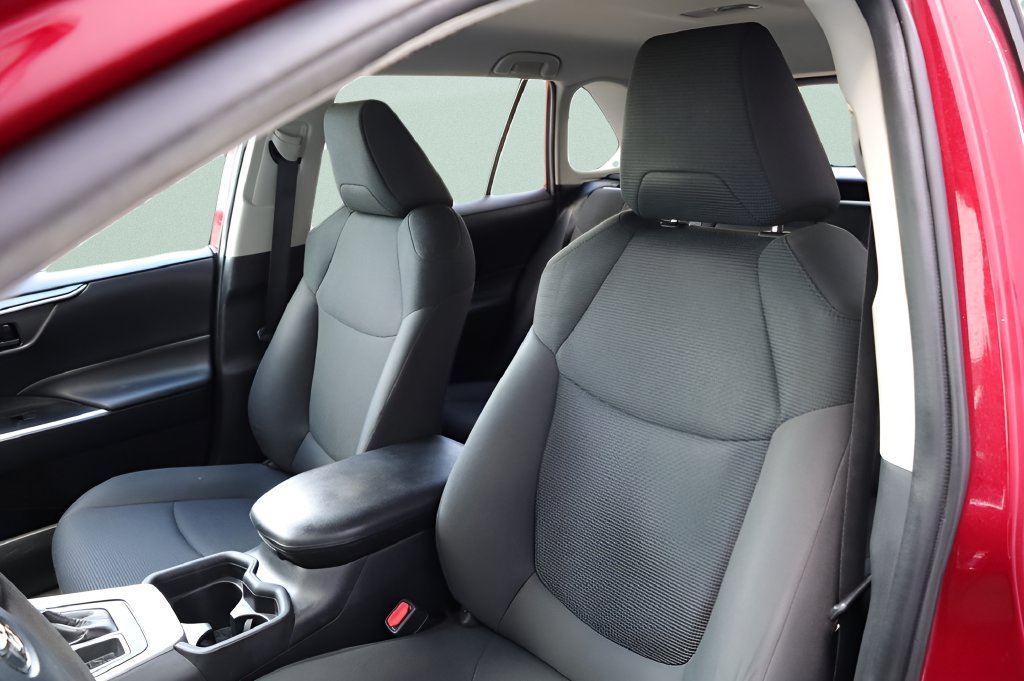 Used 2021 Toyota RAV4 LE AWD/4WD image 19