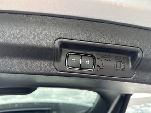 Used 2022 Ford Explorer XLT image 28