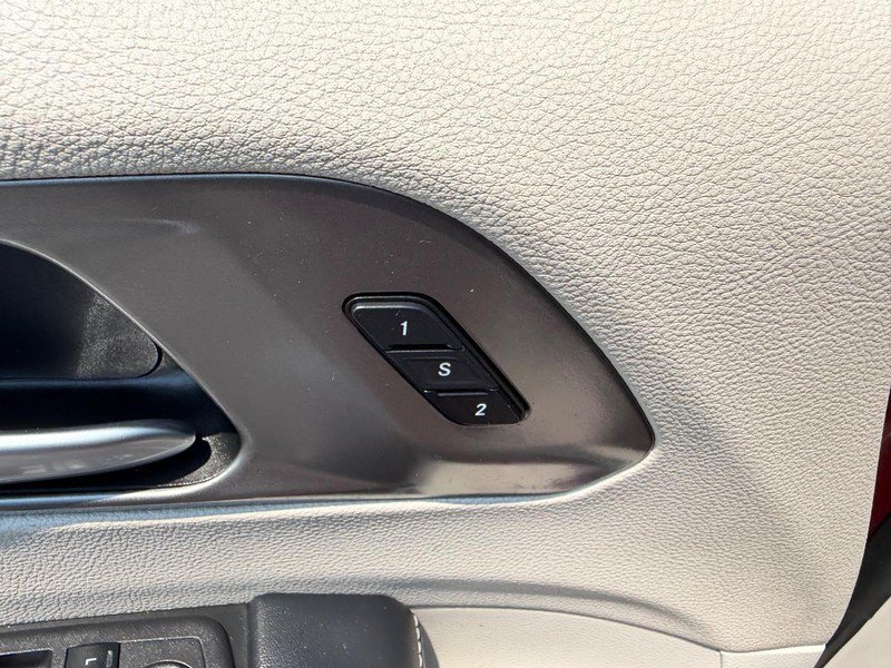 Used 2023 Chrysler Pacifica Touring-L FWD image 22