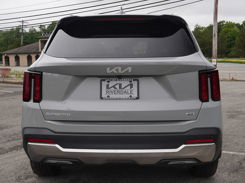 Used 2025 Kia Sorento S AWD/4WD image 12