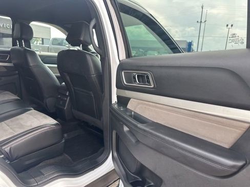 Used 2017 Ford Explorer XLT w/ Equipment Group 202A FWD image 16