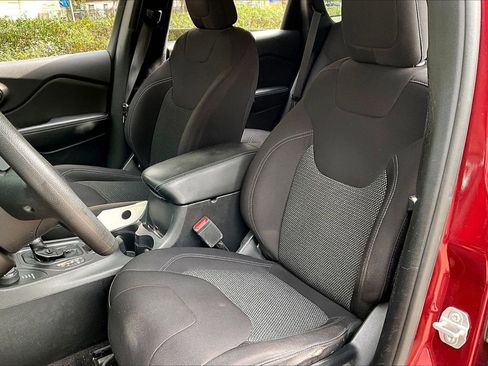 Used 2019 Jeep Cherokee Latitude w/ Popular Appearance Group image 18