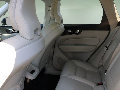 Used 2021 Volvo XC60 T6 Momentum AWD/4WD image 13