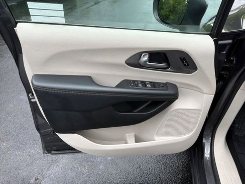 Used 2023 Chrysler Pacifica Touring-L FWD image 9