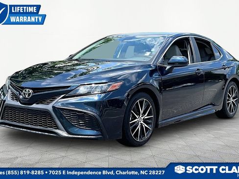 Used 2021 Toyota Camry SE FWD image 3