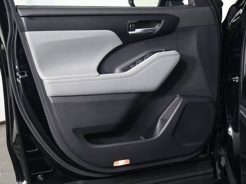 New 2026 Toyota Highlander XLE image 8