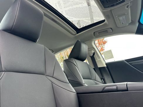 Certified 2025 Lexus ES 300h w/ Premium Package image 13